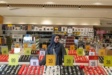امرأة سعودية بالعباءة في متجر ساعات
