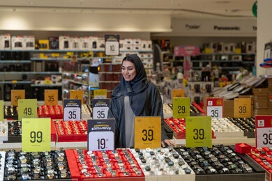 امرأة سعودية تتسوق لشراء ساعات اليد في متجر تجزئة