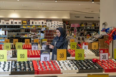 امرأة سعودية تتسوق لشراء الساعات في متجر تجزئة