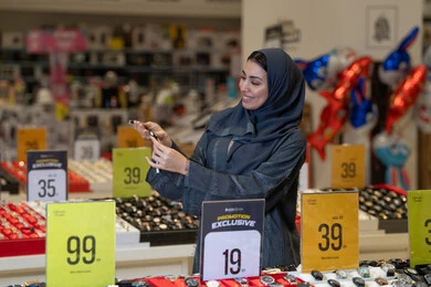 امرأة سعودية تتسوق لشراء الساعات في متجر