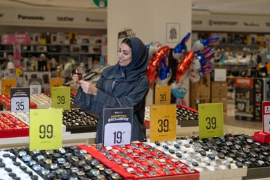 امرأة سعودية تتسوق لشراء ساعة يد في متجر
