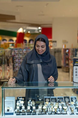 امرأة سعودية تتسوق لشراء ساعات فاخرة في المول