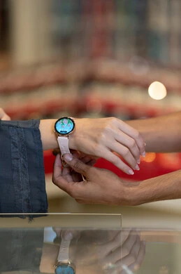 امرأة عربية تجرب ساعة ذكية في متجر إلكترونيات