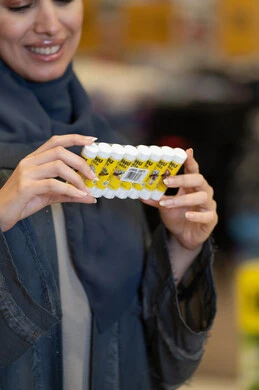 امرأة سعودية تتسوق مستلزمات القرطاسية في المتجر امرأة سعودية تتسوق مستلزمات القرطاسية في المتجر