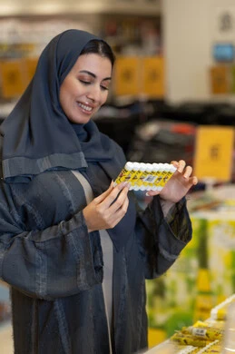 امرأة سعودية تتسوق أدوات مدرسية في مكتبة