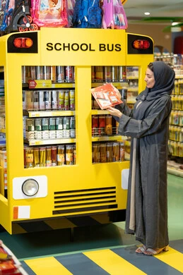 امرأة سعودية تتسوق للمستلزمات المدرسية في متجر تجاري