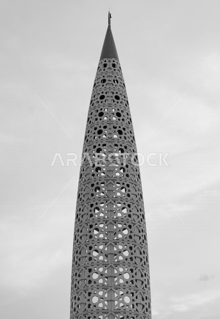 صورة مقربة غير ملونة لمئذنة مسجد مطار الأمير محمد بن عبد العزيز بالمدينة المنورة في المملكة العربية السعودية ، معالم دينية مشهورة ، صوت الأذان ، دعوة المسملين للصلاة ،  العبادة والتقرب إلى الله