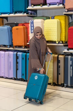 امرأة عربية تتسوق في متجر حقائب السفر