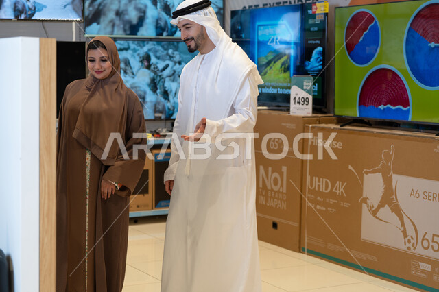 تسوق زوجان إماراتيان في متجر للإلكترونيات