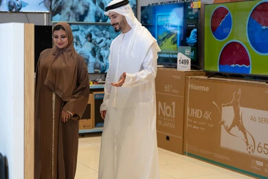 تسوق زوجان إماراتيان في متجر للإلكترونيات