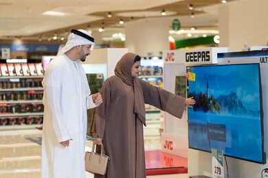 زوجان إماراتيان يتسوقان لشراء الإلكترونيات في مول حديث