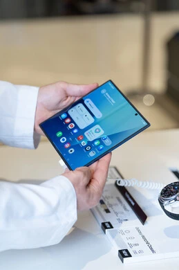 رجل سعودي يمسك هاتف سامسونج جالكسي القابل للطي