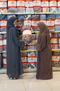 نساء سعوديات يتسوقن المفروشات في متجر تجزئة