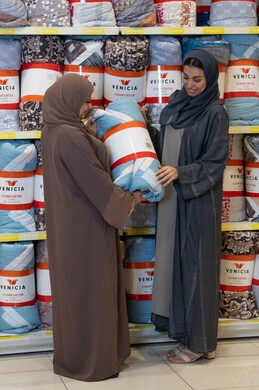 تسوق نساء سعوديات للمفروشات في متجر مستلزمات منزلية