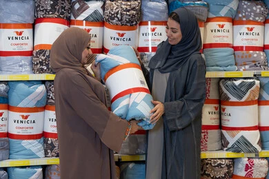 تسوق النساء العربيات للمفروشات بالعباءة التقليدية تسوق النساء العربيات للمفروشات بالعباءة التقليدية