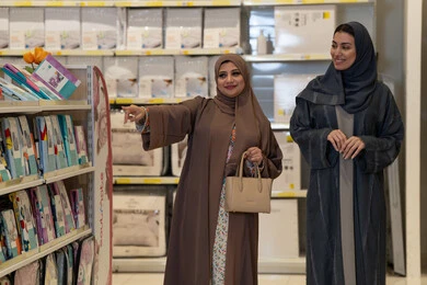 نساء سعوديات يتسوقن في قسم المفروشات بالعباية