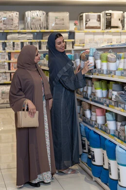 سيدات سعوديات يتسوقن المنسوجات في متجر منزلي