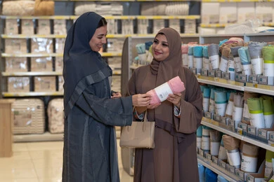 نساء سعوديات يتسوقن المنسوجات المنزلية في المتجر