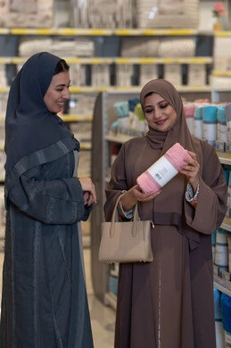 سيدات سعوديات يتسوقن المنسوجات المنزلية في متجر تجزئة