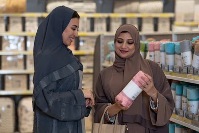 نساء سعوديات يتسوقن لشراء مستلزمات المنزل بالعباءة