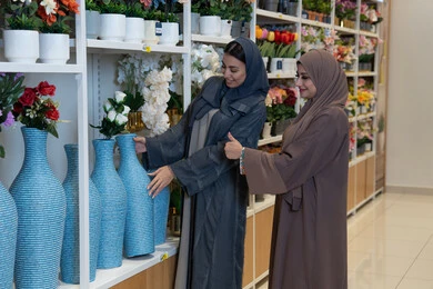 نساء سعوديات بالعباية يتسوقن في متجر ديكور منزلي