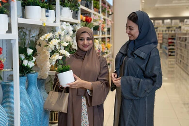 نساء خليجيات يتسوقن للديكور المنزلي في متجر