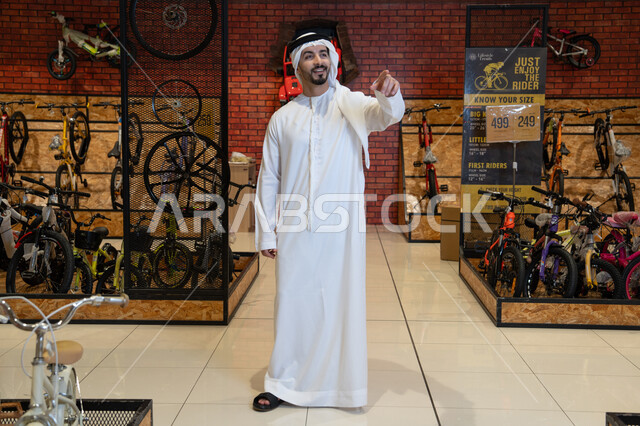 رجل إماراتي يتسوق في متجر دراجات هوائية
