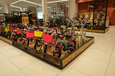 عرض دراجات الأطفال في متجر رياضي حديث