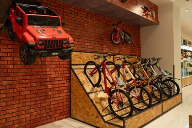 عرض دراجات ولعبة سيارة داخل متجر تجزئة