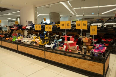 ألعاب ركوب ودراجات للأطفال في متجر تجاري