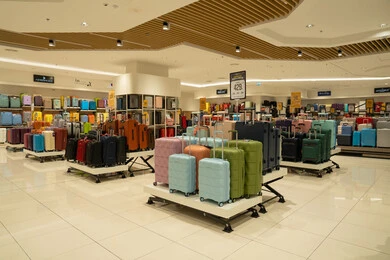 عرض حقائب سفر ملونة في متجر حديث