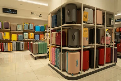 عرض حقائب السفر في متجر تجزئة