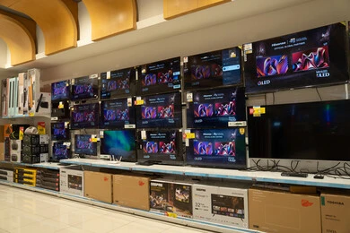 جدار عرض شاشات التلفزيون الذكية في متجر إلكترونيات