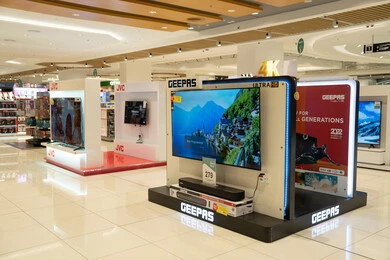 عرض شاشات التلفزيون والأجهزة في متجر إلكترونيات حديث