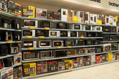 أجهزة مطبخ وإلكترونيات على أرفف متجر تجزئة