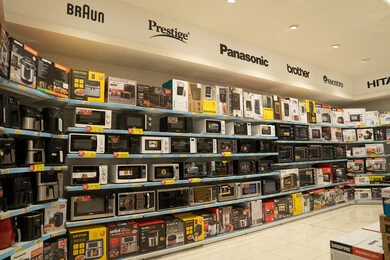 أرفف عرض أجهزة المطبخ في متجر إلكترونيات