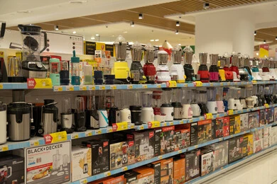 أجهزة مطبخ وخلاطات كهربائية على أرفف متجر تجزئة