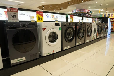 غسالات ونشافات ملابس معروضة في متجر أجهزة إلكترونية