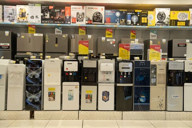 مبردات مياه وثلاجات حديثة في متجر أجهزة منزلية