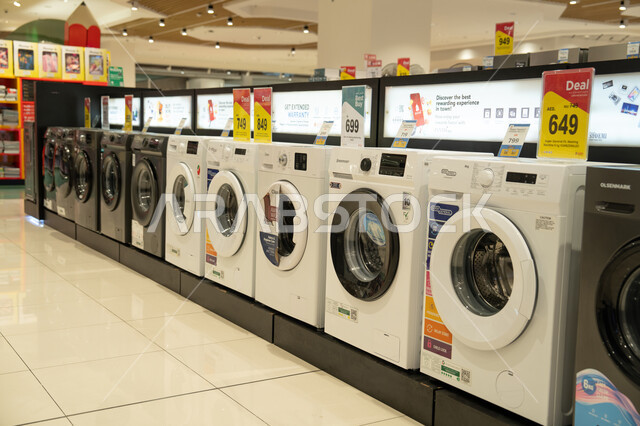 غسالات ملابس أوتوماتيكية في متجر أجهزة كهربائية