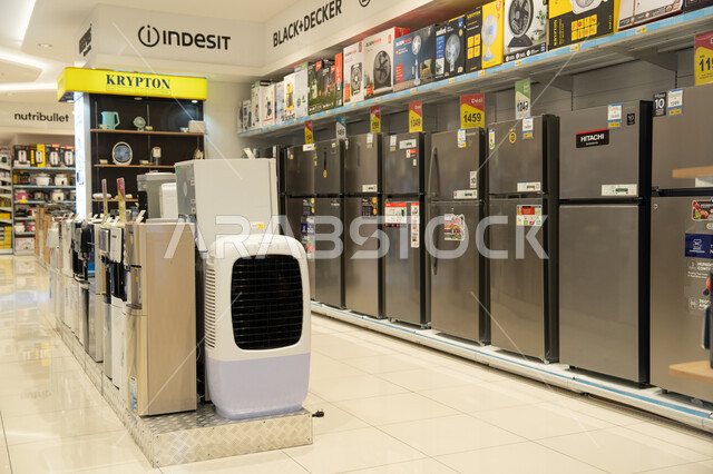 ثلاجات وأجهزة منزلية حديثة في متجر إلكترونيات