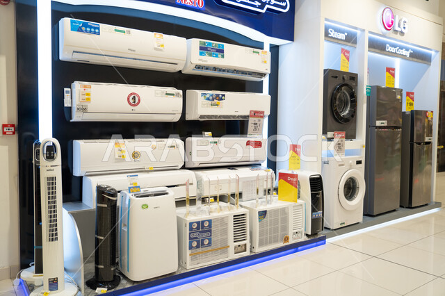 عرض أجهزة منزلية ومكيفات هواء في متجر إلكترونيات