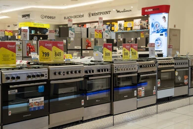 أفران غاز معروضة في متجر أجهزة منزلية