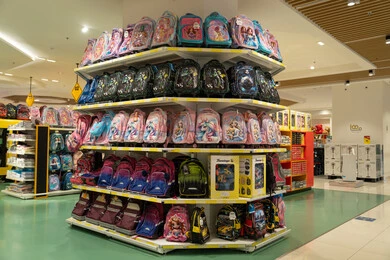 عرض حقائب الظهر المدرسية في متجر تجزئة