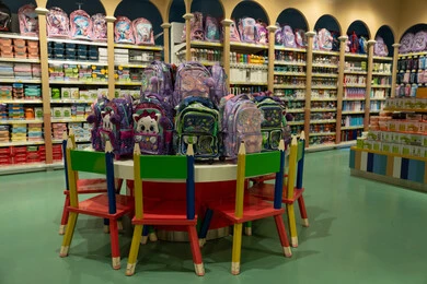 عرض حقائب مدرسية في متجر قرطاسية للتجزئة