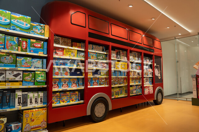 رفوف عرض على شكل حافلة في متجر ألعاب أطفال