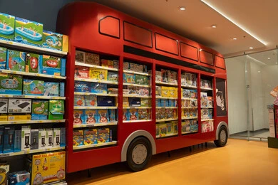 رفوف عرض على شكل حافلة في متجر ألعاب أطفال