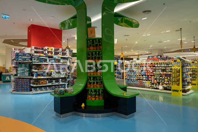 التصميم الداخلي لمتجر ألعاب أطفال مع منصات عرض