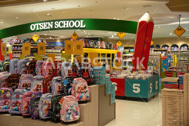 حقائب ومستلزمات مدرسية في عرض متجر تجاري