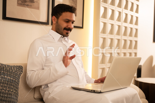 رجل سعودي يرتدي الثوب التقليدي في مكالمة فيديو